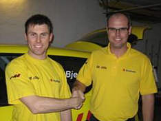 På billedet ses fra venstre indehaveren af Bjergmotorsport Niki Bjerg og til højre teamchef Allan Larsen.